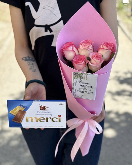 Маленький вертикальный букет из белых и розовых ро with delivery to Pavlodar