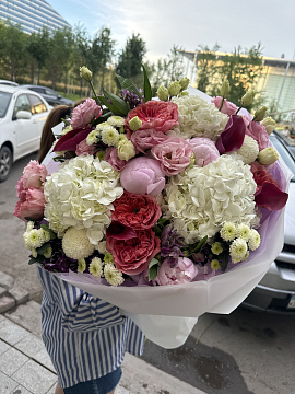 Романтичный микс с пионовидными розами и гортензией