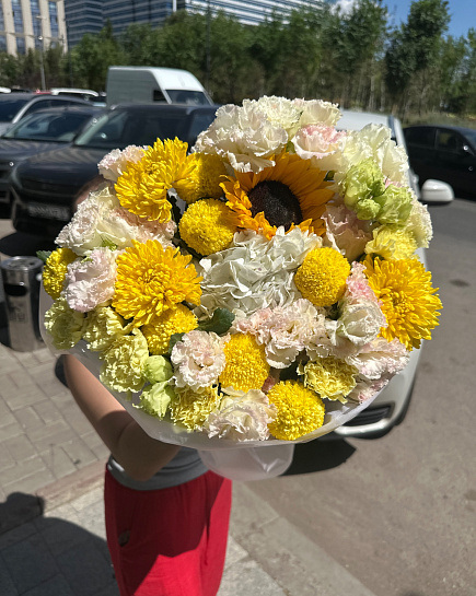 Солнечный микс с подсолнухом и хризантемами with delivery to Astana
