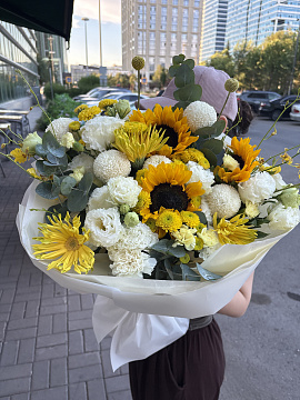 Солнечный букет с подсолнухами и хризантемами