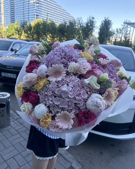 Пышный букет с гортензией и пионами with delivery to Astana