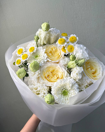 Круглый букет из белых и желтых цветов with delivery to Astana