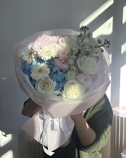 Большой круглой букет из роз и хризантем with delivery to Astana