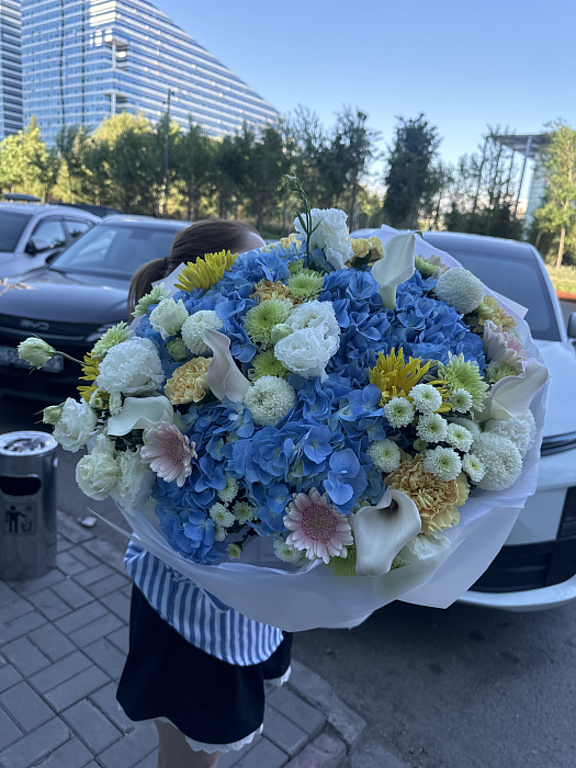 Синяя лагуна с гортензиями и каллами