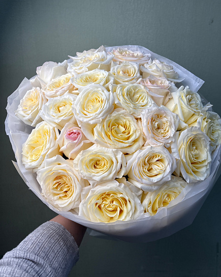 Белый круглый букет из средних роз with delivery to Astana