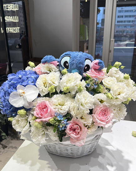 Букет из эустом гортензий и роз в корзине with delivery to Astana