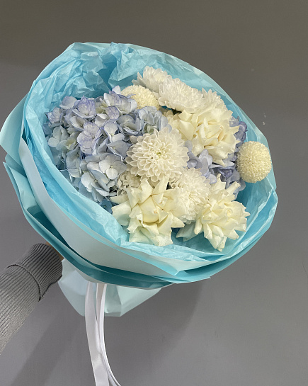 Круглый букет из гортензий и роз with delivery to Astana
