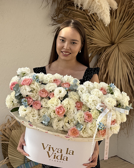 Большой букет из розовых и белых цветов в коробке with delivery to Astana