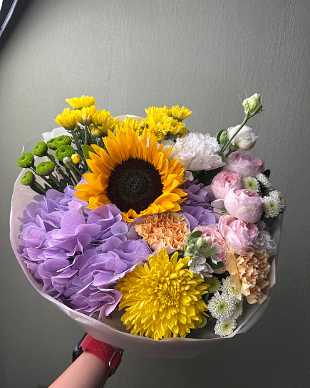 Яркий микс с подсолнухом и гортензией with delivery to Astana