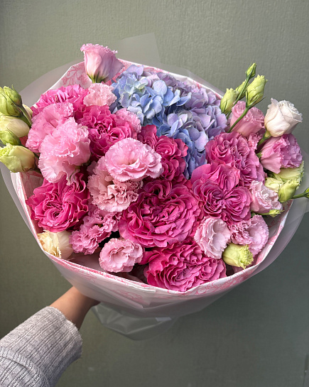 Круглый букет из роз, эустом и гортензий with delivery to Astana