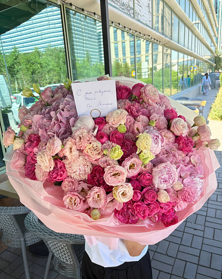 Розовый калейдоскоп с гортензией with delivery to Astana