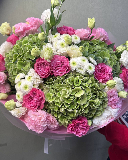 Большой круглый букет с розами и гортензиями with delivery to Astana