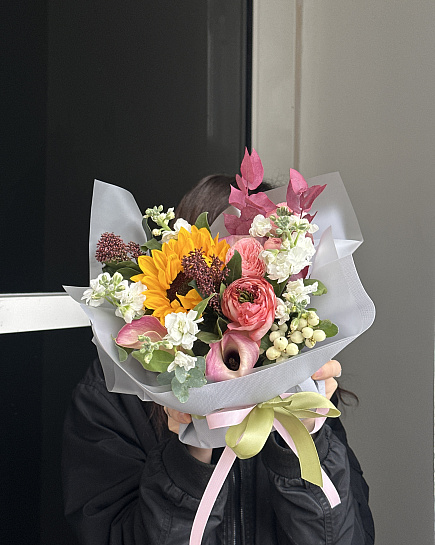 Асимметричный букет с подсолнухами и ранункулюсами with delivery to Astana