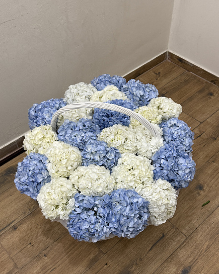 Большой круглый сине-белый букет в корзине with delivery to Астане