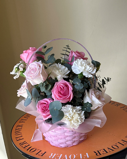 Розово-белая круглая корзина с розами with delivery to Astana