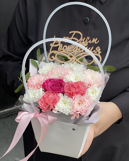 Круглый букет из белых и розовых роз и хризантем with delivery to Pavlodar