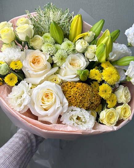 Большой круглый букет с белыми лилиями и желтыми розами with delivery to Astana