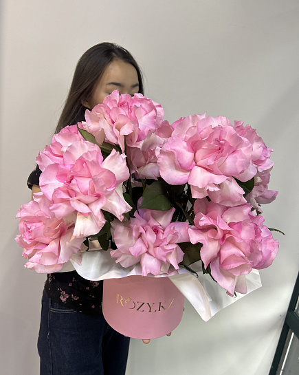 Большой круглый букет из розовых роз with delivery to Astana