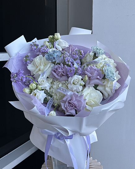 Круглый букет из роз, гортензии и эустомы with delivery to Astana