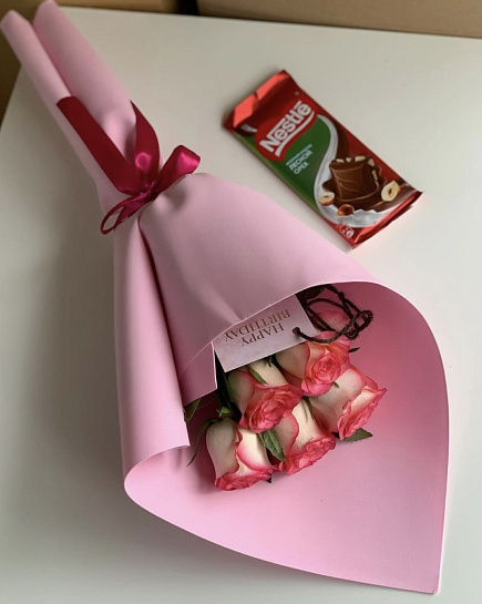Маленький вертикальный букет из белых и розовых ро with delivery to Pavlodar