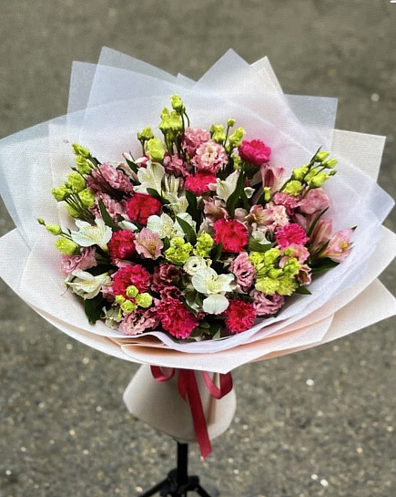 Розово-красный круглый букет с гвоздиками с доставкой по Павлодаре