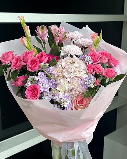 Большой круглый букет с гортензией и розами with delivery to Astana