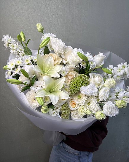 Большой асимметричный белый букет с лилиями и розами with delivery to Astana