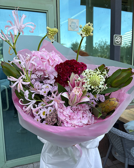Розово-красный круглый букет с гортензией и лилиями with delivery to Astana