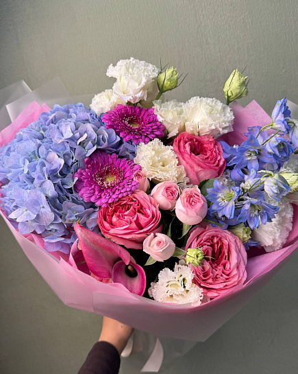 Круглый букет с гортензией и розами with delivery to Astana