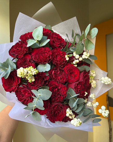 Красный круглый букет роз и гиперикума with delivery to Astana