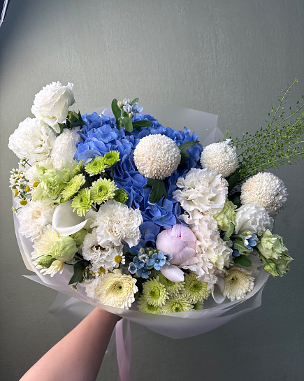 Синяя гортензия с белыми хризантемами with delivery to Astana