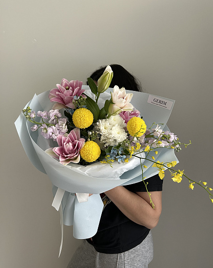 Большой асимметричный букет с лилиями и хризантема with delivery to Astana