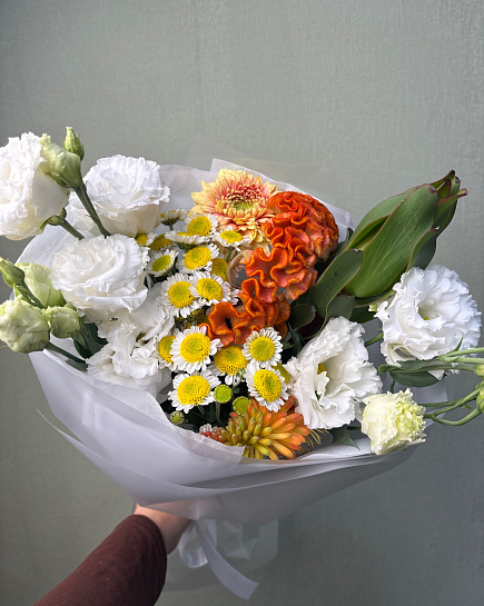 Белый букет с эустомой и хризантемами with delivery to Astana
