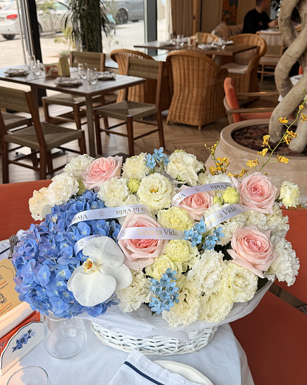 Большой букет с гортензией и розами в корзине with delivery to Astana