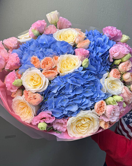 Большой круглый букет с гортензиями и розами with delivery to Astana