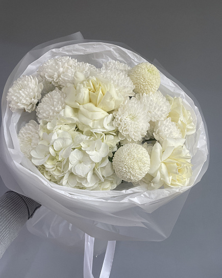 Белый букет с розами и хризантемами with delivery to Astana