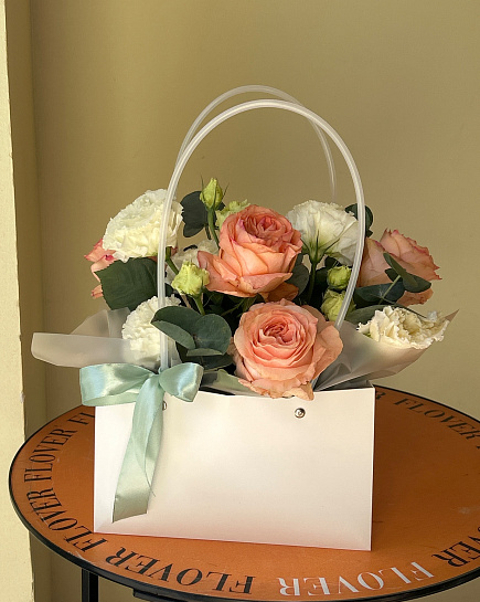 Желто-белый маленький букет роз и эустом в коробке с доставкой по Астане