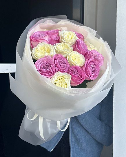 Круглый букет из белых и розовых роз with delivery to Astana