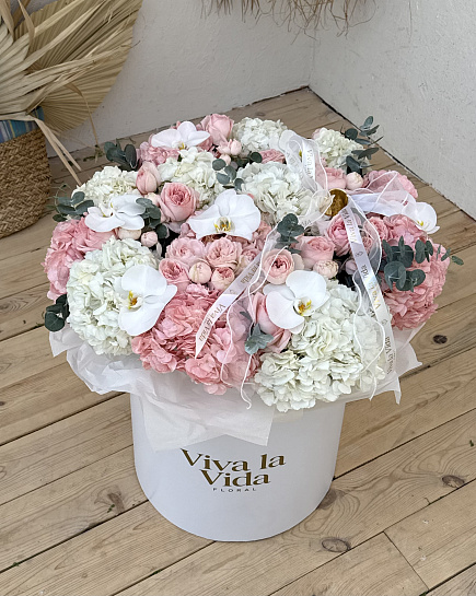 Бело-розовый букет из гортензий, роз и орхидей with delivery to Астане