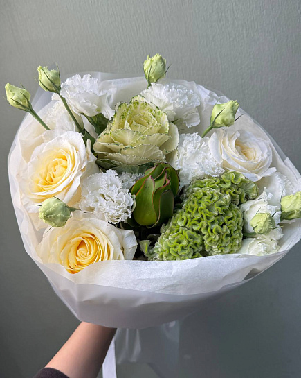 Белый круглый букет с розами with delivery to Astana